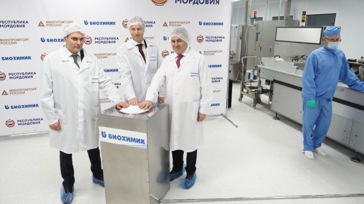Денис Мантуров побывал на запуске ампульного производства на заводе «Биохимик» в Саранске