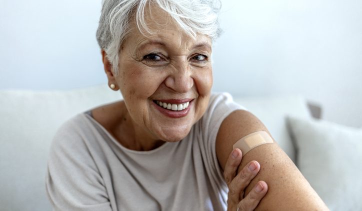 Вакцина «КовиВак» прошла исследование у пожилых