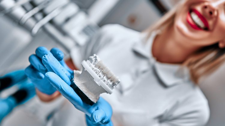 В Уфе делают сверхпрочные мини-импланты для протезирования зубов