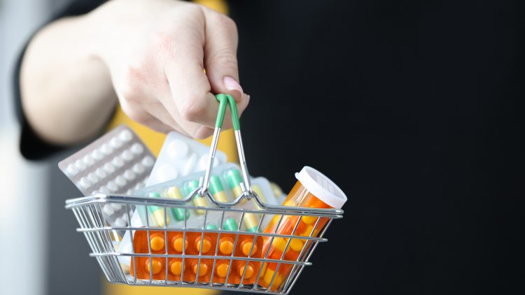 Курьеры, холодильники и спецоборудование: опубликованы требования к аптекам для онлайн-продажи рецептурных лекарств