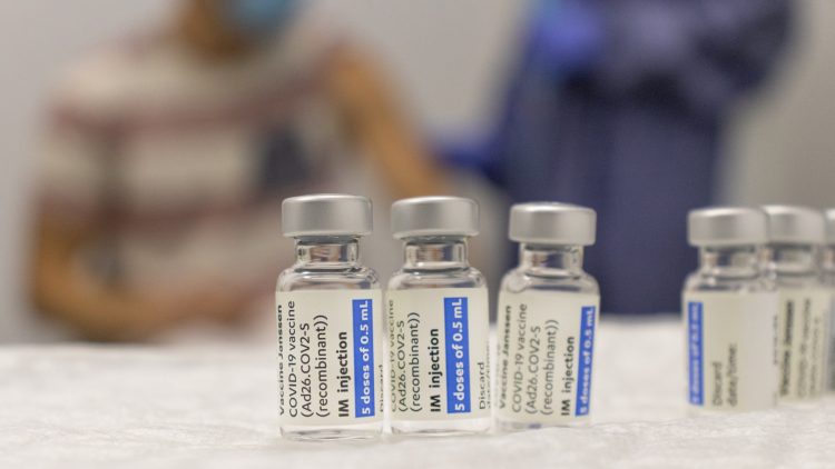 Вакцины от COVID-19 предложили обновлять ежегодно