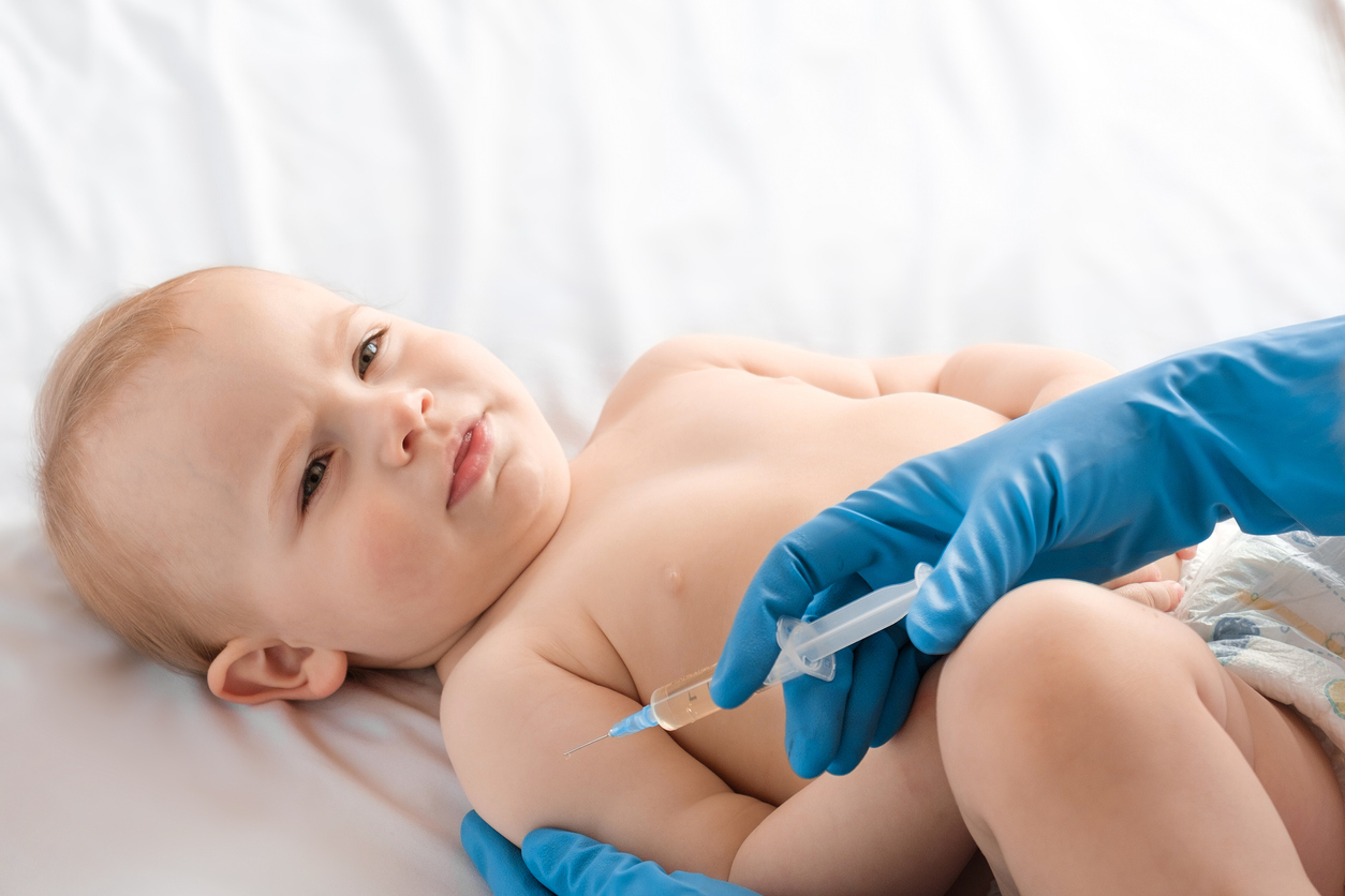 Вакцинация новорожденного. Прививка от полиомиелита c712. Whooping cough. Капли полиомиелит и массаж.