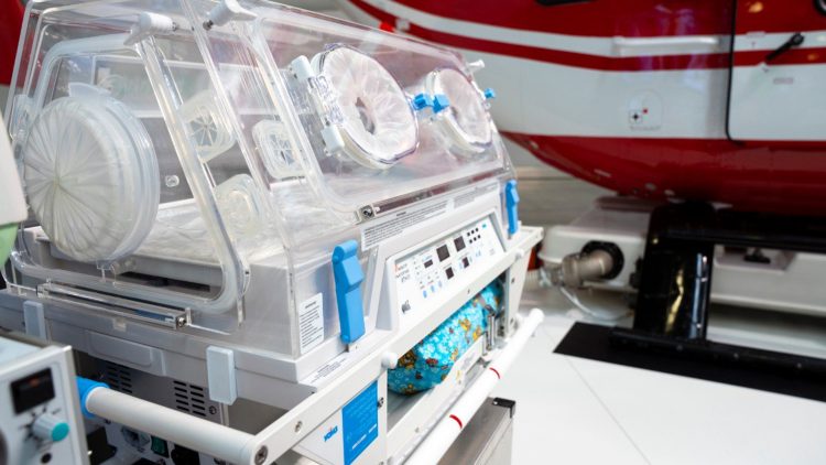 Отечественными инкубаторами для новорожденных оснастят санитарную авиацию