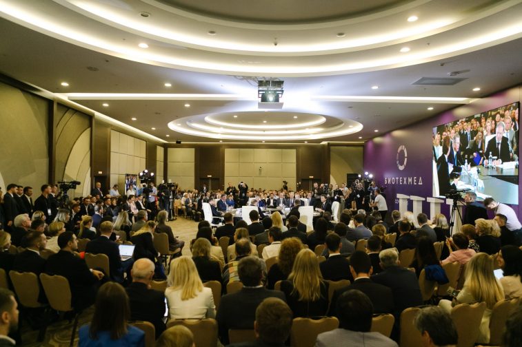 Первый бионический протез и поставки вакцин против гриппа с опережением графика — итоги первого дня форума БИОТЕХМЕД