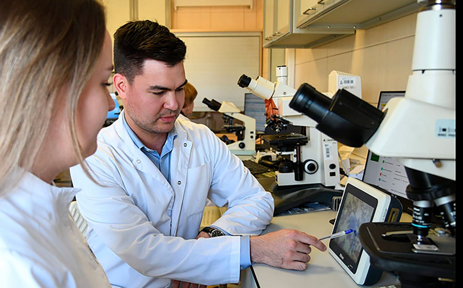 ученые в лаборатории. лабораторные исследования. методы исследования применяемые в работе лаборатории. лаборатория исследования. химико-токсикологическая лаборатория.