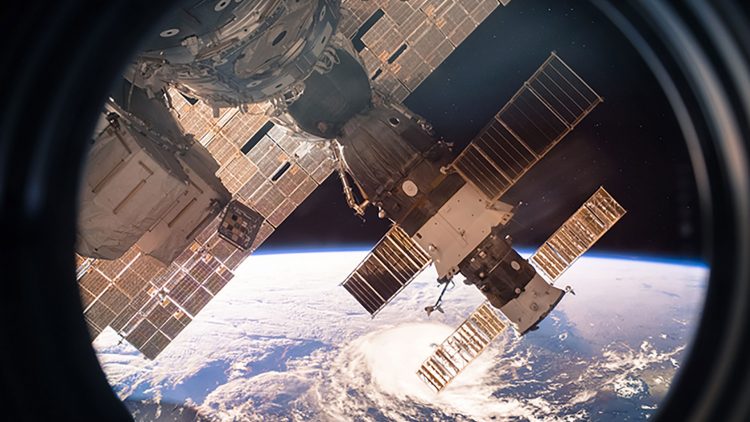 Российский космонавт впервые в мире проводит в космосе эксперимент с 4D-биопечатью