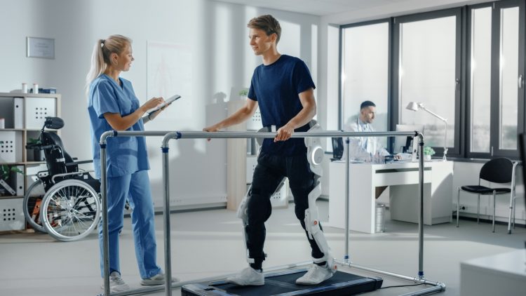 Российский экзоскелет позволит ходить людям с ампутацией обеих ног