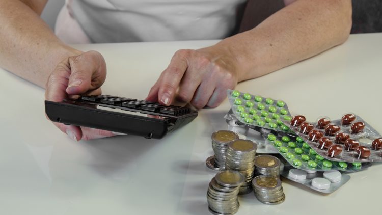 Опрос: 34% россиян не могут купить нужные им лекарства