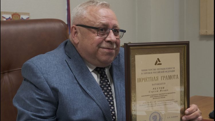 Гендиректору компании «Кардиоэлектроника» вручили награду Минпромторга за кардиостимуляторы