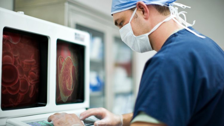 В России разработали первого отечественного робота для удаления камней из почек