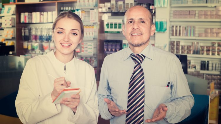 Выпускников фармспециальностей освободят от трехлетнего наставничества