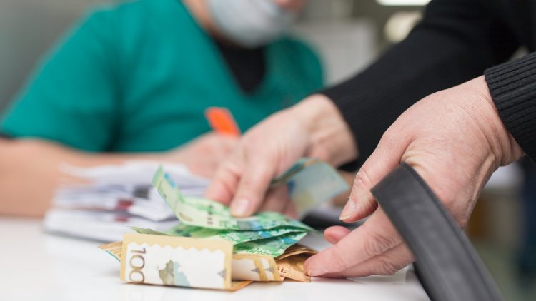 Внеплановые расходы россиян на медицину обошли все остальные траты