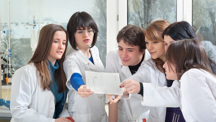 Новый закон внес изменения о «целевиках» и условиях отработки медиков и фармацевтов