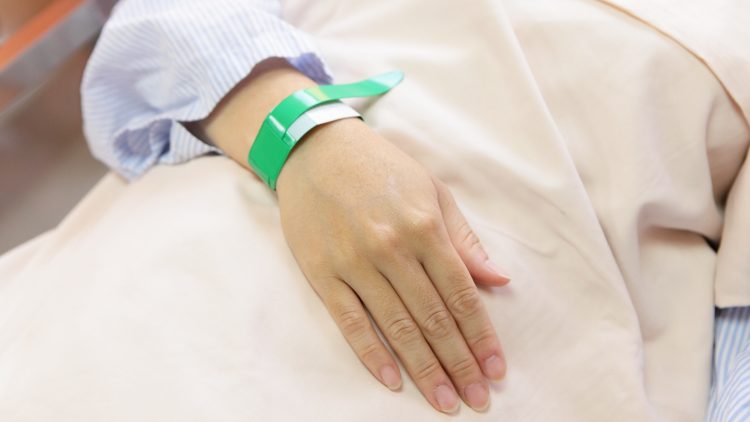 В московских больницах пациентов теперь идентифицируют по QR-коду на браслете