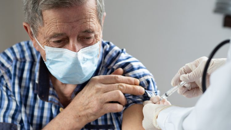 Депутат предложил ввести отдельный календарь прививок для пенсионеров