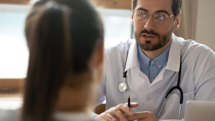 Для российских врачей создали протокол безопасного сообщения плохих новостей пациентам