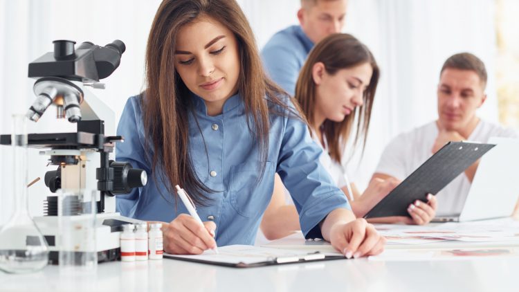 Утверждены новые правила по допуску образовательных учреждений к переподготовке медиков и фармацевтов