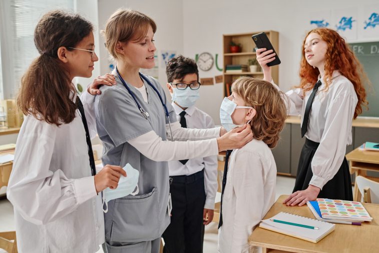 Министр здравоохранения назвал ТОП-3 заболеваний российских школьников