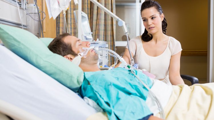 В столичных больницах родственникам открыли доступ в реанимацию