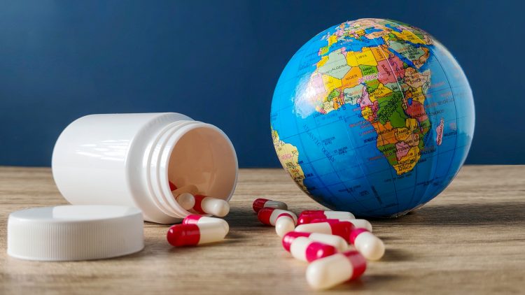 Правительство продлит на два года ввоз в РФ лекарств в иностранной упаковке