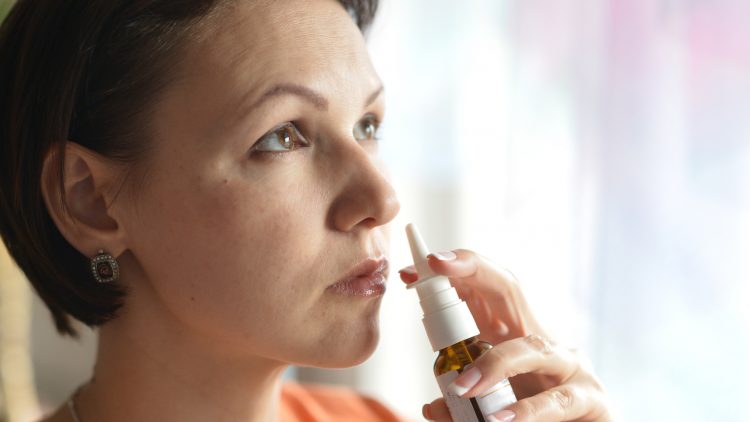 Добровольцы испытают отечественный транквилизатор в виде спрея для носа