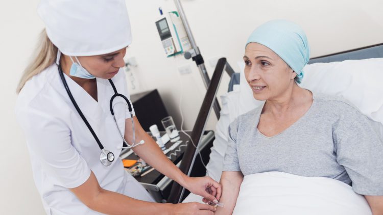 В 2025 году Фонд ОМС увеличил траты на лечение онкозаболеваний почти на 14%