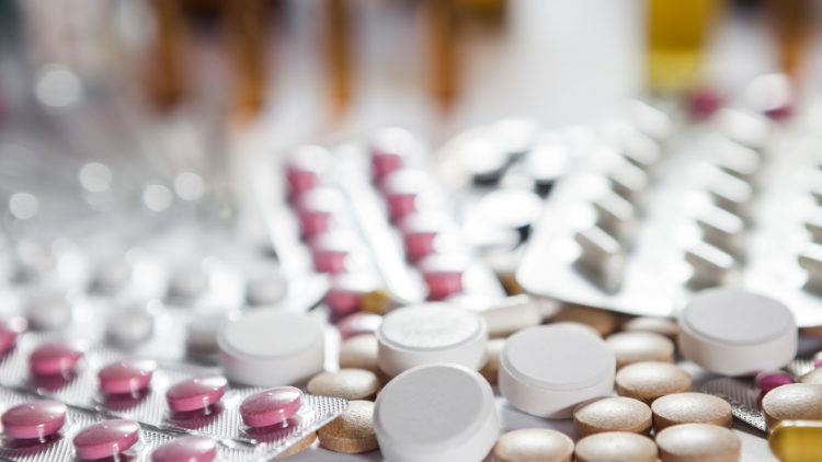 Минздрав проконтролирует цены на незарегистрированные лекарства при их ввозе в Россию