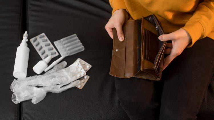 Россияне перешли в режим экономии при покупке лекарств