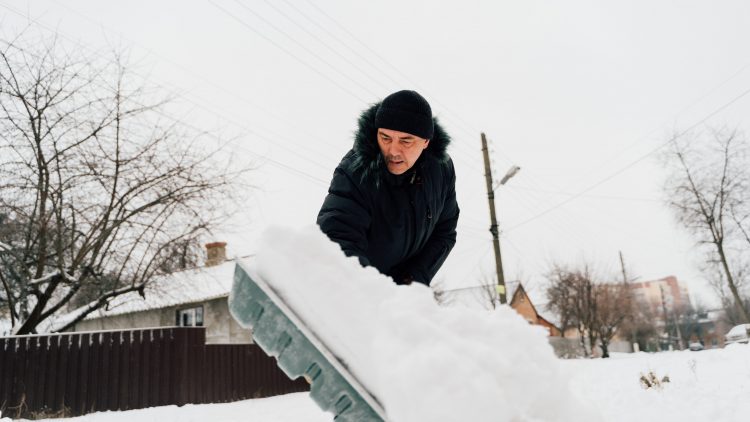 Медики считают чистку снега лопатой лучшей зимней кардиотренировкой