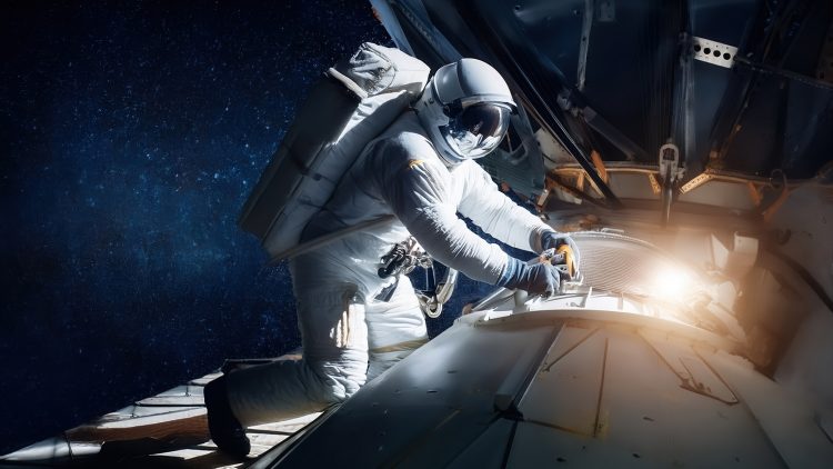 Космонавты в полете видят все с опозданием на секунду