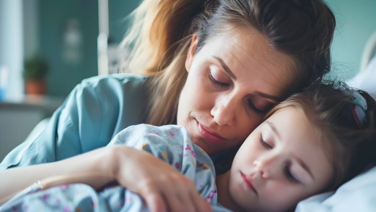 Минздрав ответил о возможности бесплатного пребывания в больнице родителей с детьми до 7 лет