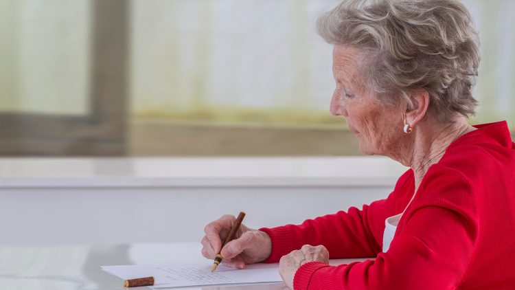 Врач объяснил, какие домашние тесты помогут не пропустить деменцию