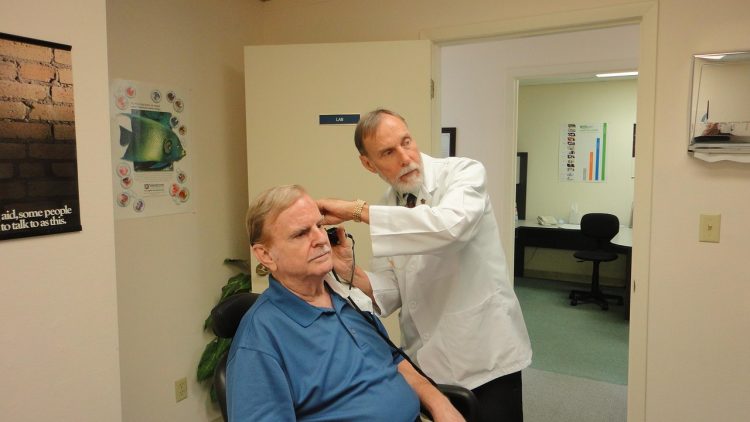Ношение слуховых аппаратов важно для профилактики деменции