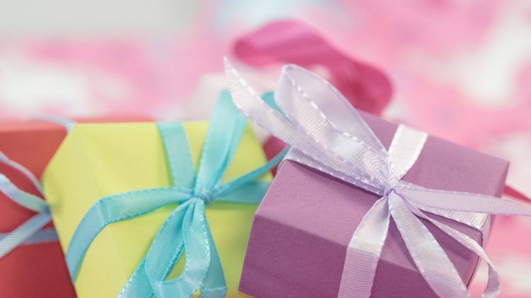 Правительство отказалось повысить лимит стоимости подарков для медиков и учителей