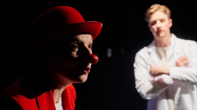 «Разговор с клоуном: в поисках радости»: год с премьеры спектакля о работе медицинских клоунов