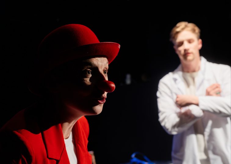 «Разговор с клоуном: в поисках радости»: год с премьеры спектакля о работе медицинских клоунов