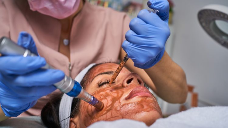 На уколы красоты россияне за год потратили 59 млрд рублей