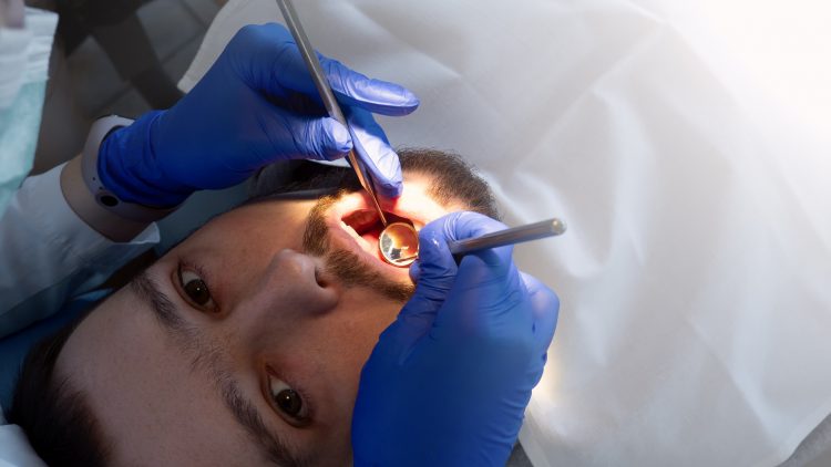 Заболевания десен приводят к появлению бляшек и тромбов в сосудах