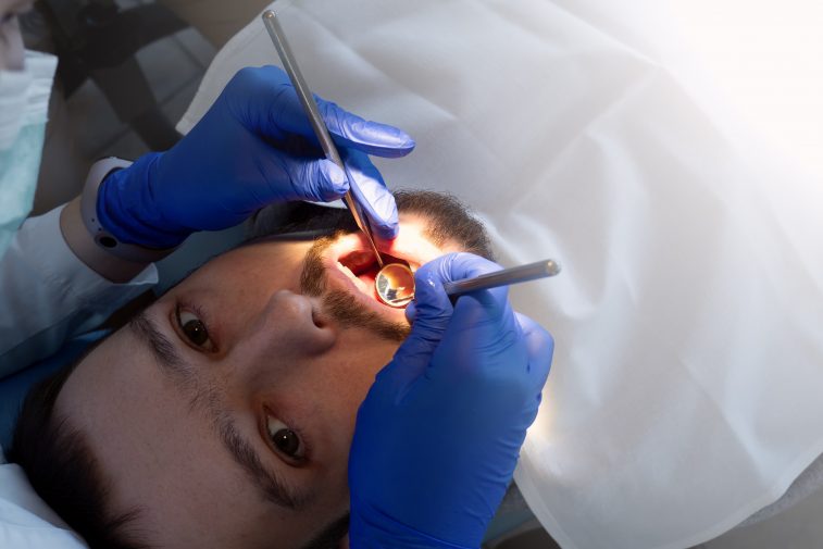 Заболевания десен приводят к появлению бляшек и тромбов в сосудах