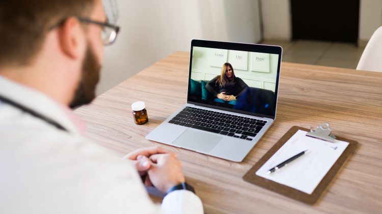 Врачам разрешили закрывать больничные листы через MAX