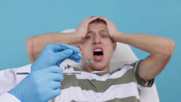 Мантурова просят разобраться с нарушениями в стоматологических клиниках