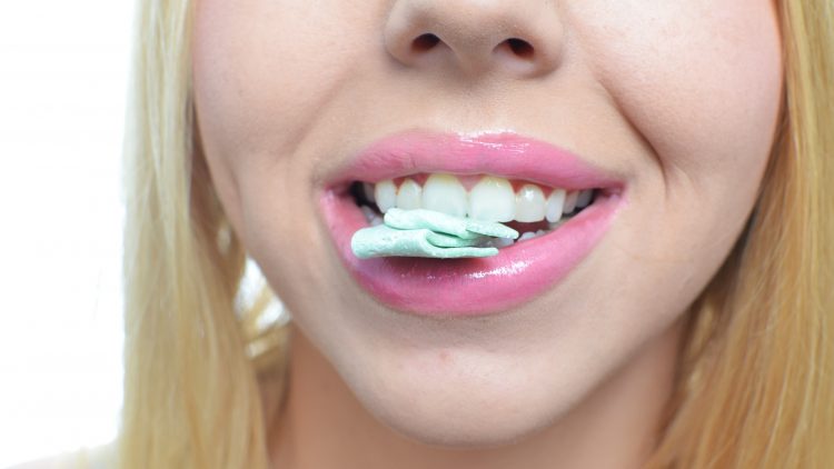 В России разработали жвачку с долговременной защитой от кариеса