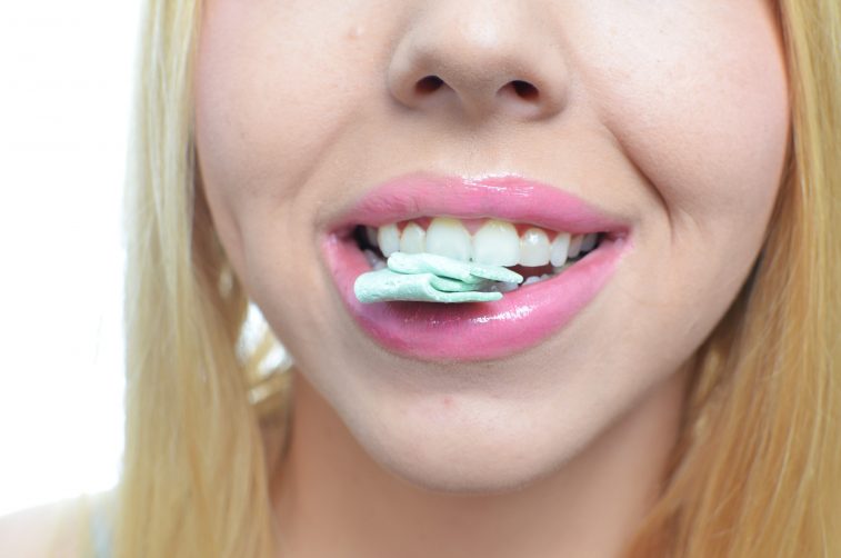 В России разработали жвачку с долговременной защитой от кариеса