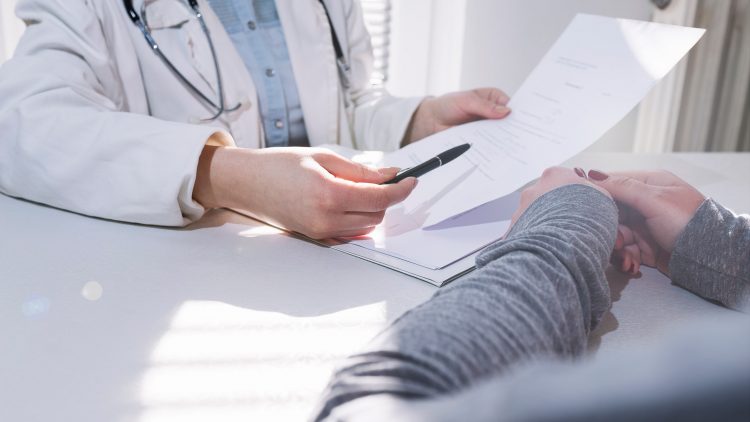 Часто болеющих будут строже проверять для продления больничного листа