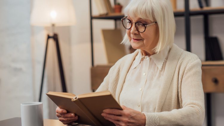 Смотрение телевизора усиливает риск деменции, а чтение — снижает