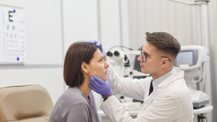 «Мушки» перед глазами могут указывать на высокий риск отслоения сетчатки