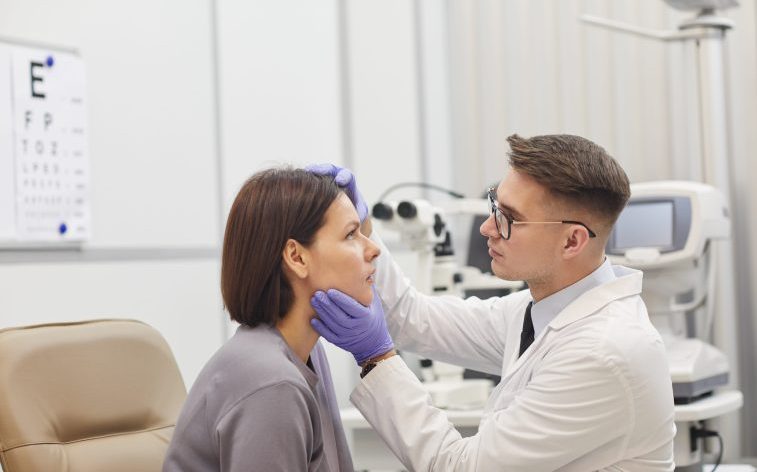 «Мушки» перед глазами могут указывать на высокий риск отслоения сетчатки