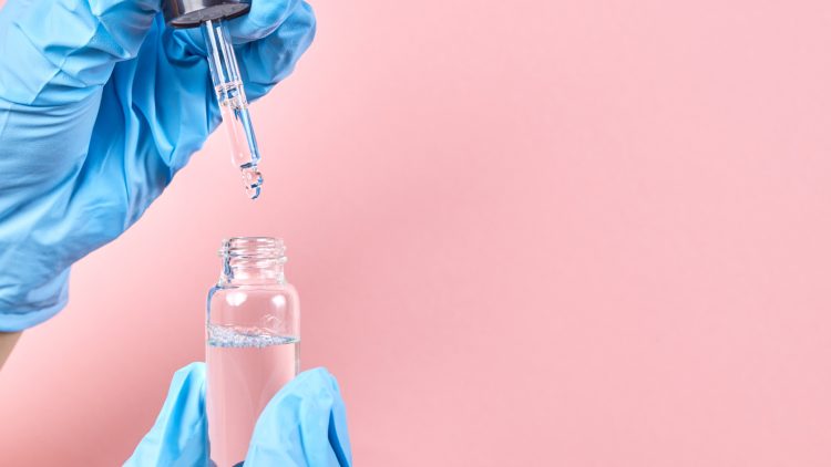 В России скоро опробуют вакцину против гриппа и ковида в виде капель в нос