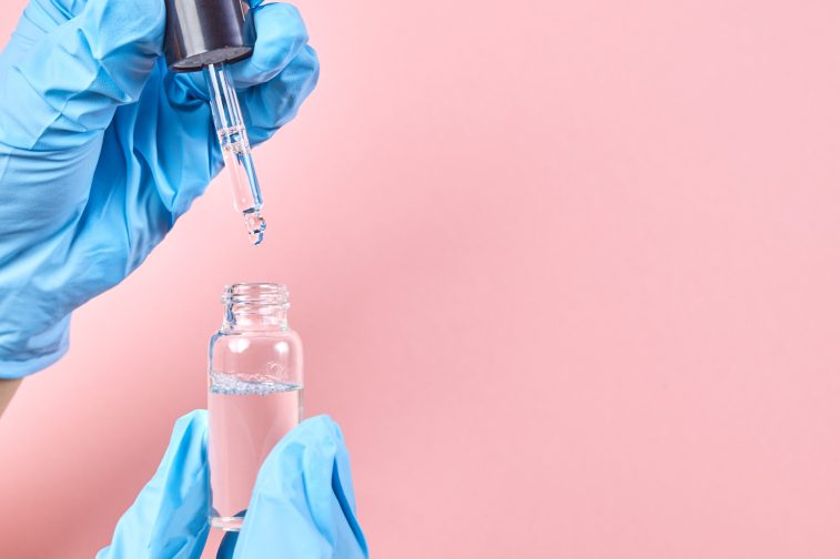 В России скоро опробуют вакцину против гриппа и ковида в виде капель в нос