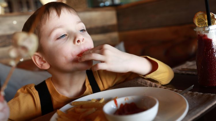 Дети с СДВГ значительно чаще едят ультраобработанную пищу